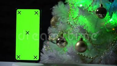 绿色屏幕<strong>手机</strong>。 图形的色度键。 带玩具的圣诞树。 无<strong>标题</strong>智能<strong>手机</strong>。